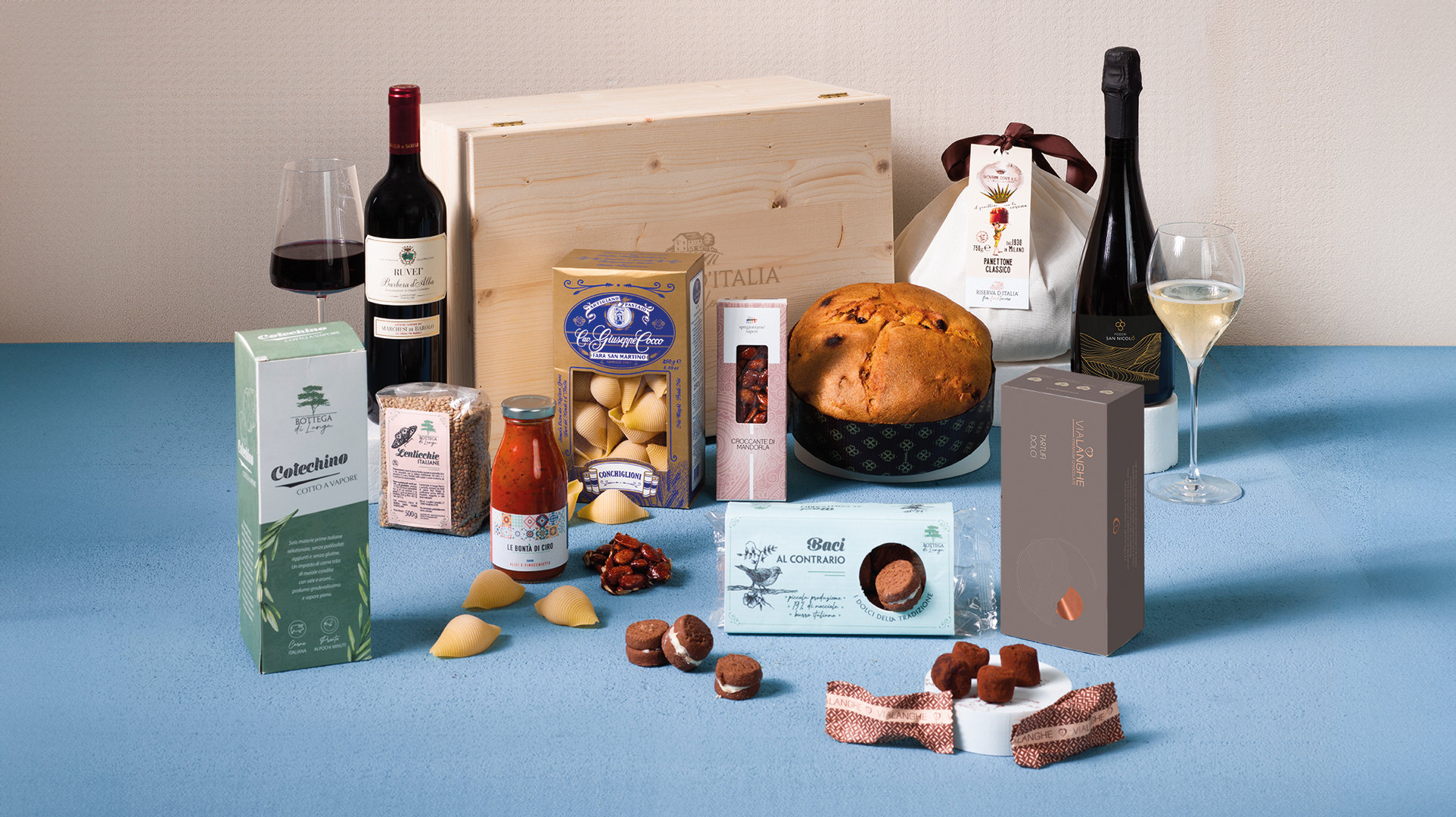 Atmosfera – cesto natalizio aziendale con Panettone Milanese e Barbera d'Alba Ruvei | Riserva d'Italia