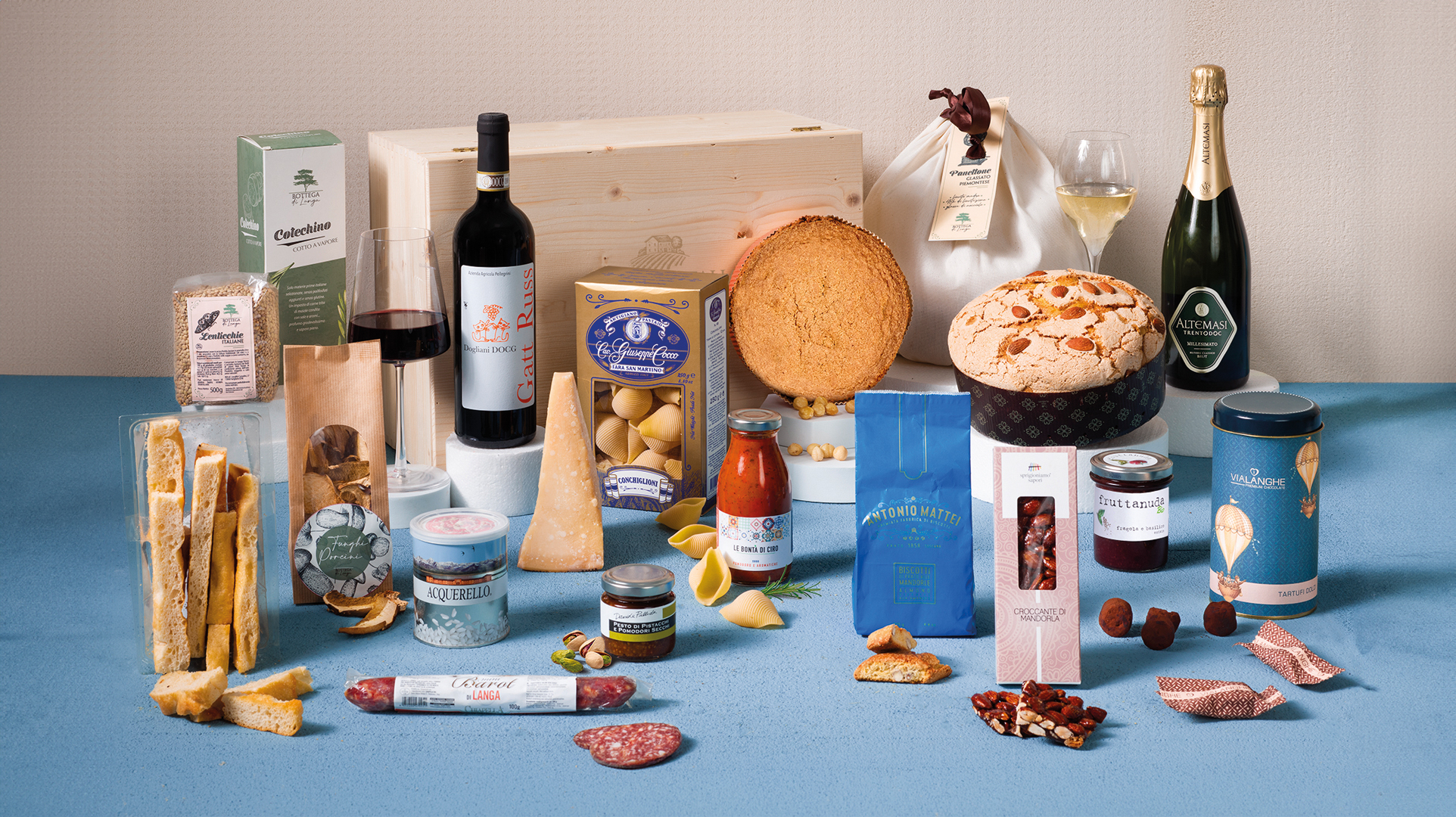 Desiderio – cesto natalizio aziendale con Panettone Glassato Piemontese e Trento DOC Altemasi | Riserva d'Italia
