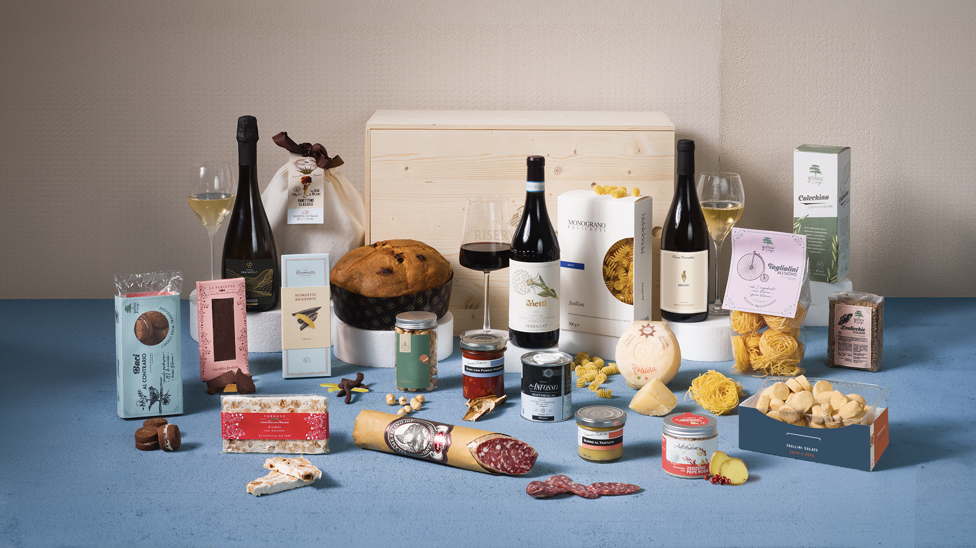 Favola – cesto natalizio aziendale con Panettone Milanese e Langhe Nebbiolo Vietti | Riserva d'Italia