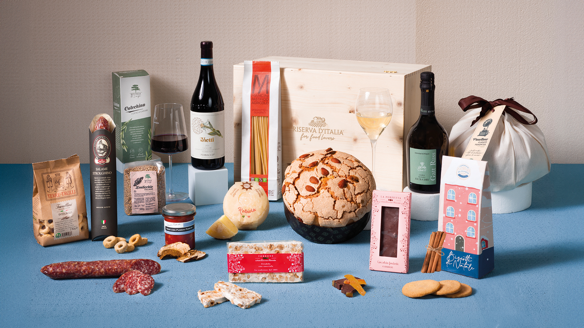 Convivio – cesto natalizio aziendale con Panettone Glassato Piemontese e Langhe Nebbiolo Vietti | Riserva d'Italia