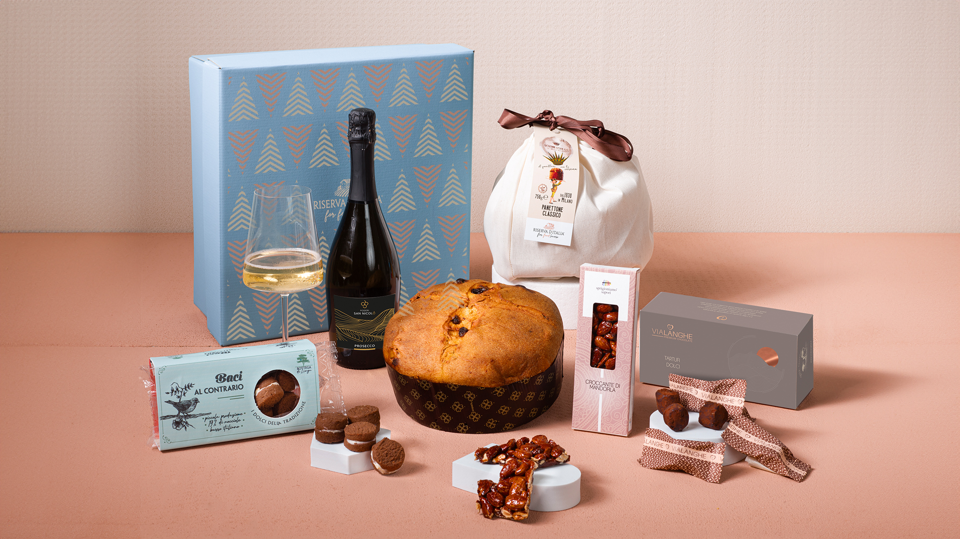 Abbraccio – cesto natalizio aziendale con Panettone Milanese e Prosecco DOC | Riserva d'Italia