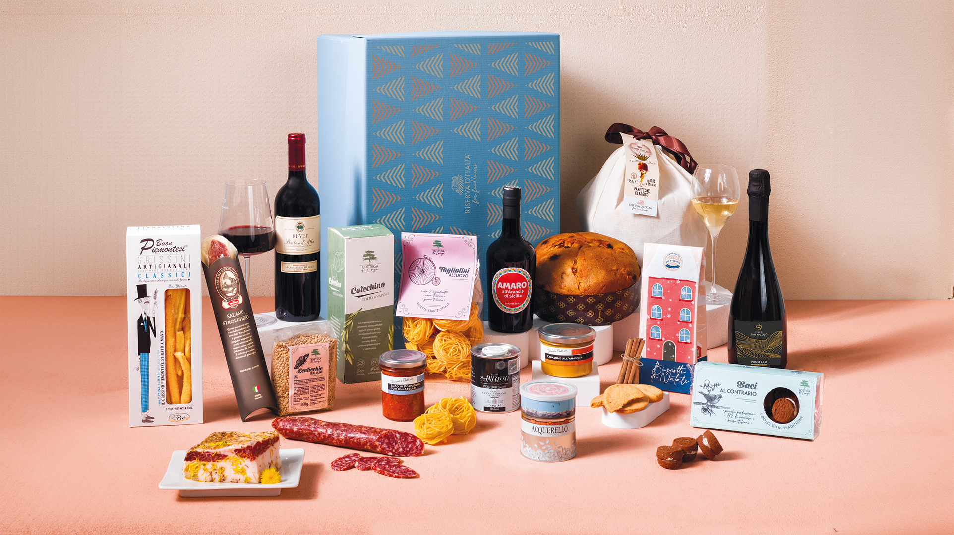 Famiglia – cesto natalizio aziendale con Panettone Milanese e Barbera d'Alba Ruvei | Riserva d'Italia