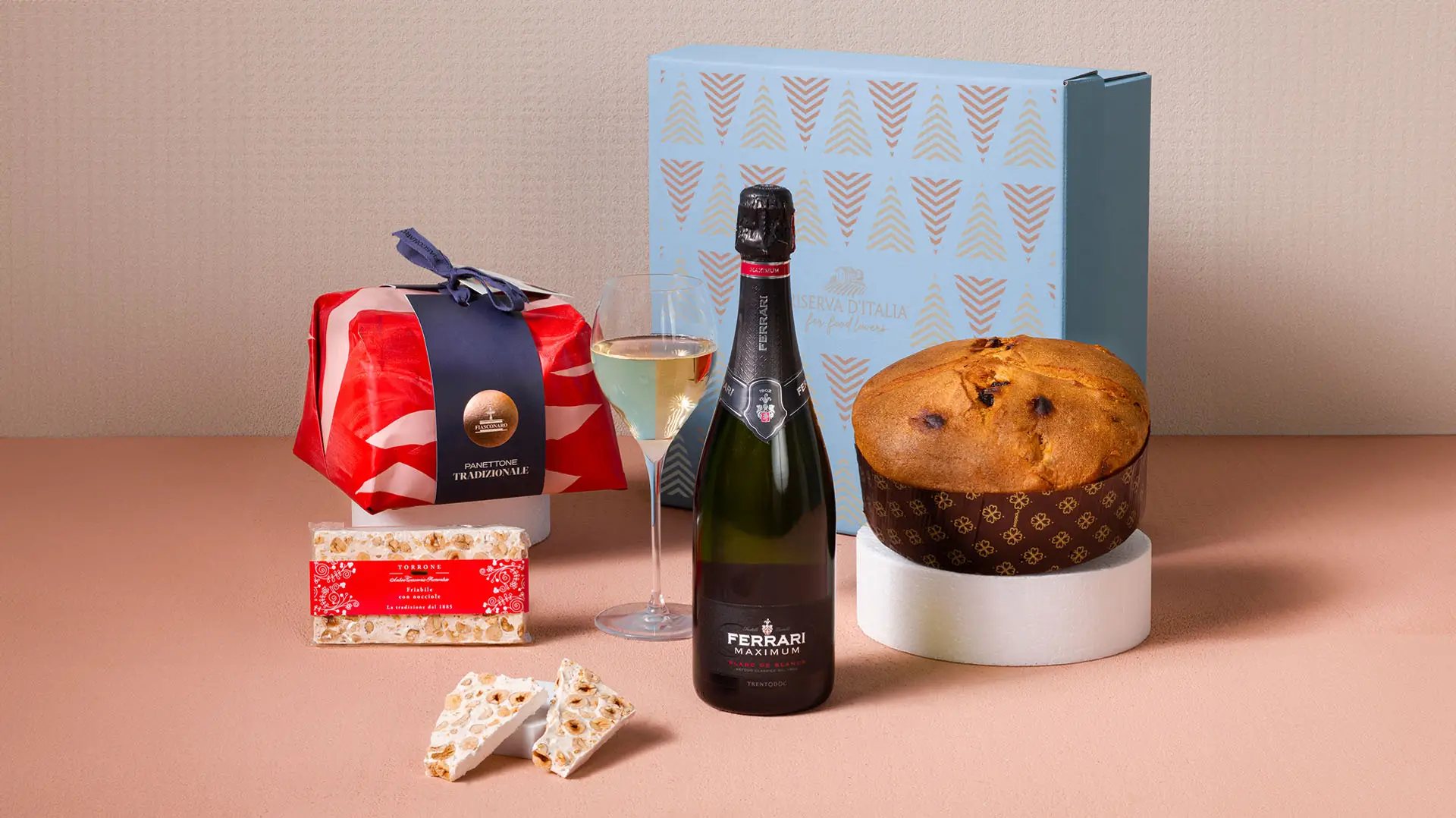 Eleganza – cesto natalizio aziendale con Panettone Fiasconaro e Trento DOC Ferrari | Riserva d'Italia