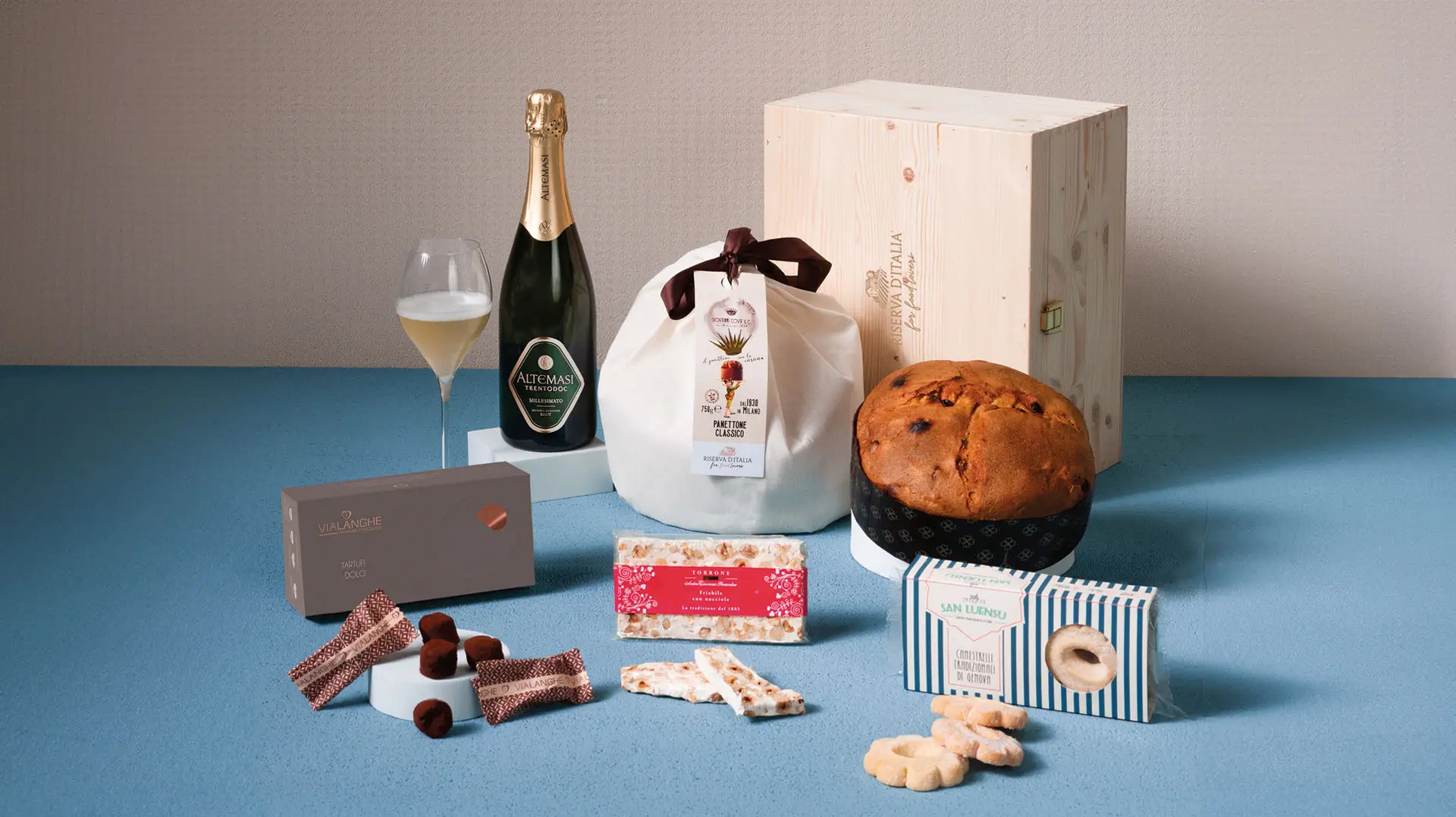 Tradizione – cesto natalizio aziendale con Panettone Milanese e Trento DOC Altemasi | Riserva d'Italia
