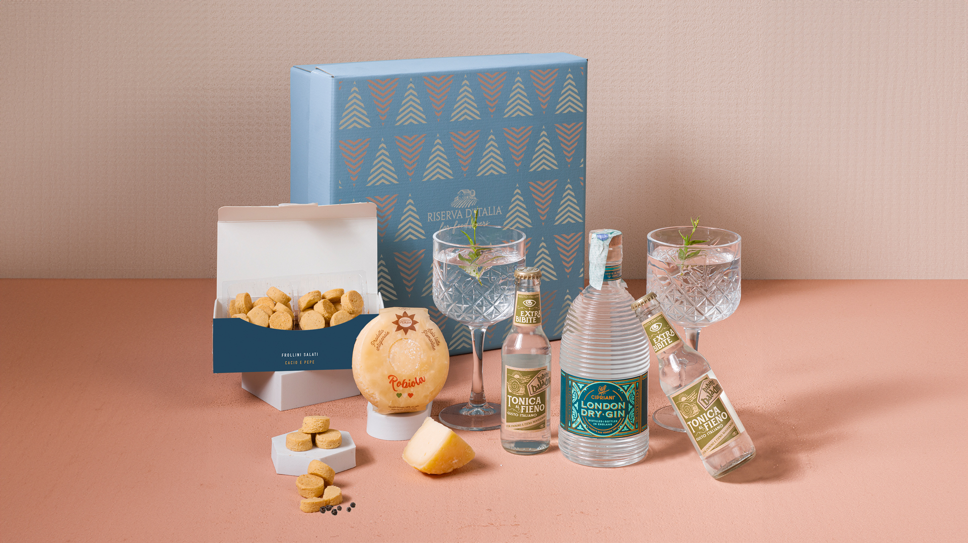 Brindisi – cesto natalizio aziendale con Gin Cipriani e acqua tonica al Fieno | Riserva d'Italia