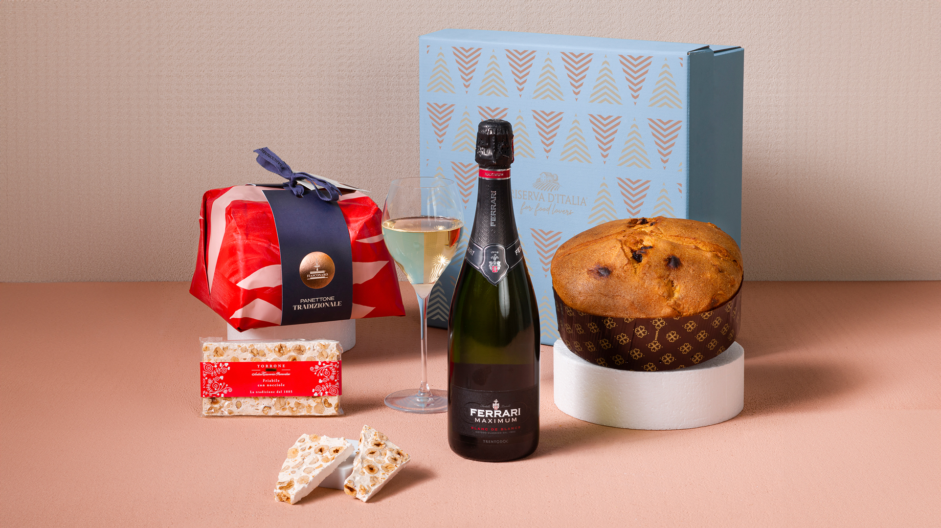 Eleganza – cesto natalizio aziendale con Panettone Fiasconaro e Trento DOC Ferrari | Riserva d'Italia